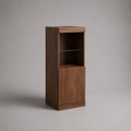 Piano rettangolare a buffet in legno marrone noce con nicchia aperta, porta vetro e tablet, 45 × 40 × 120 cm