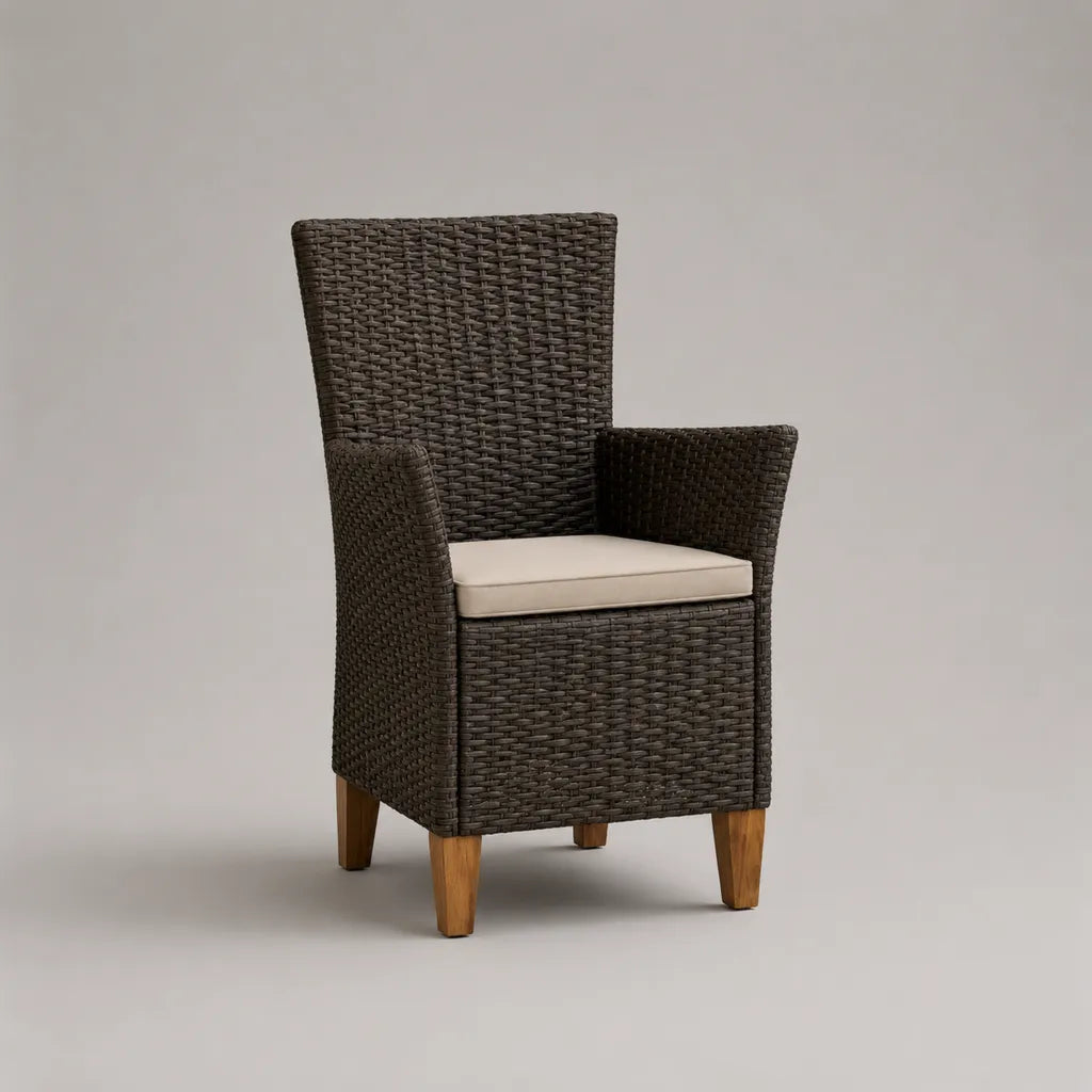 Poltrona esterna con braccioli in resina intrecciata, acciaio, cuscino beige e piedi in legno, marrone scuro, 59 × 62 × 95 cm