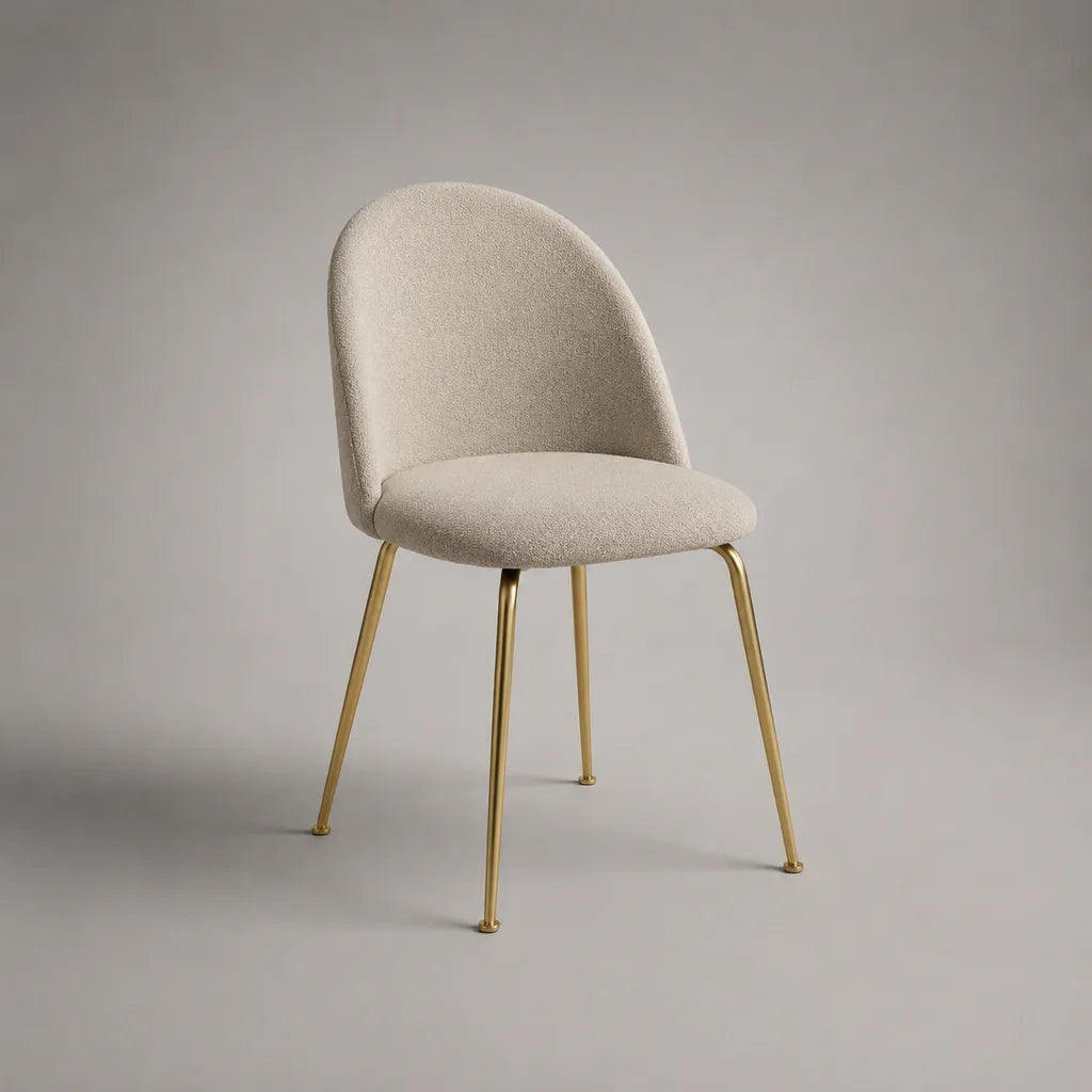 Sedia da pranzo imbottita in tessuto riccio beige con piedini in acciaio dorato e schienale arrotondato, 52 × 58 × 82 cm