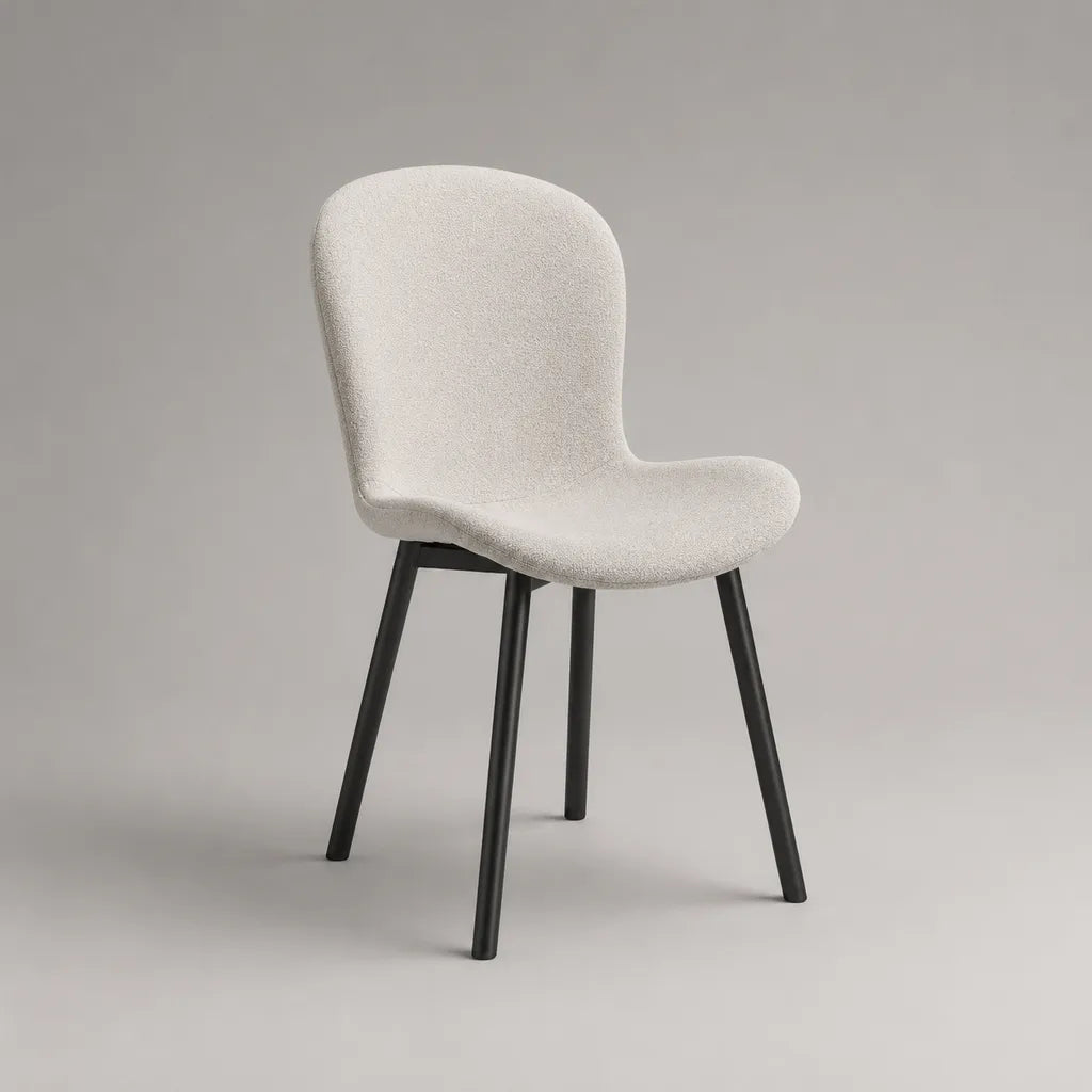 Sedia imbottita in tessuto curvo ecru con piedini in acciaio nero, schienale arrotondato, 50 × 56 × 83 cm